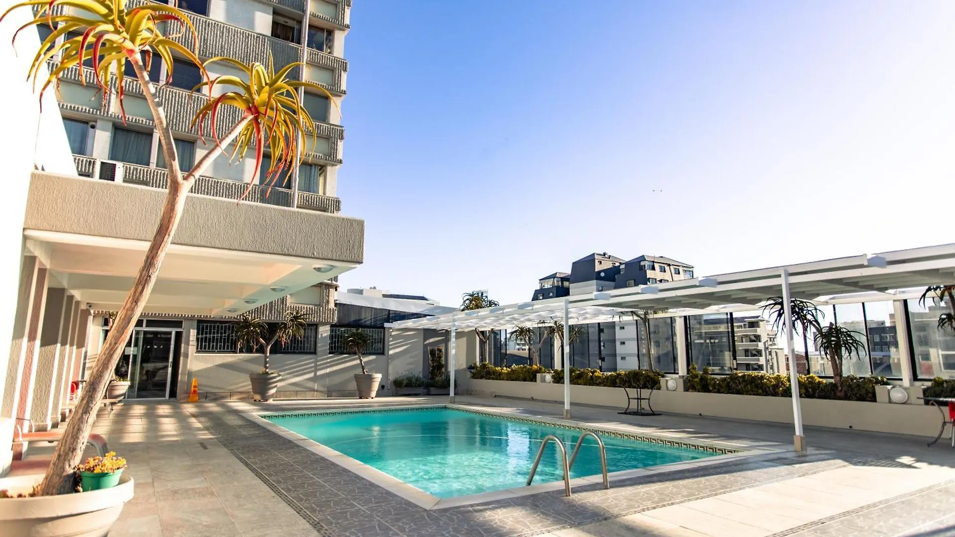 The Centurion - Pool Deck Apartment With Views! Cape Town