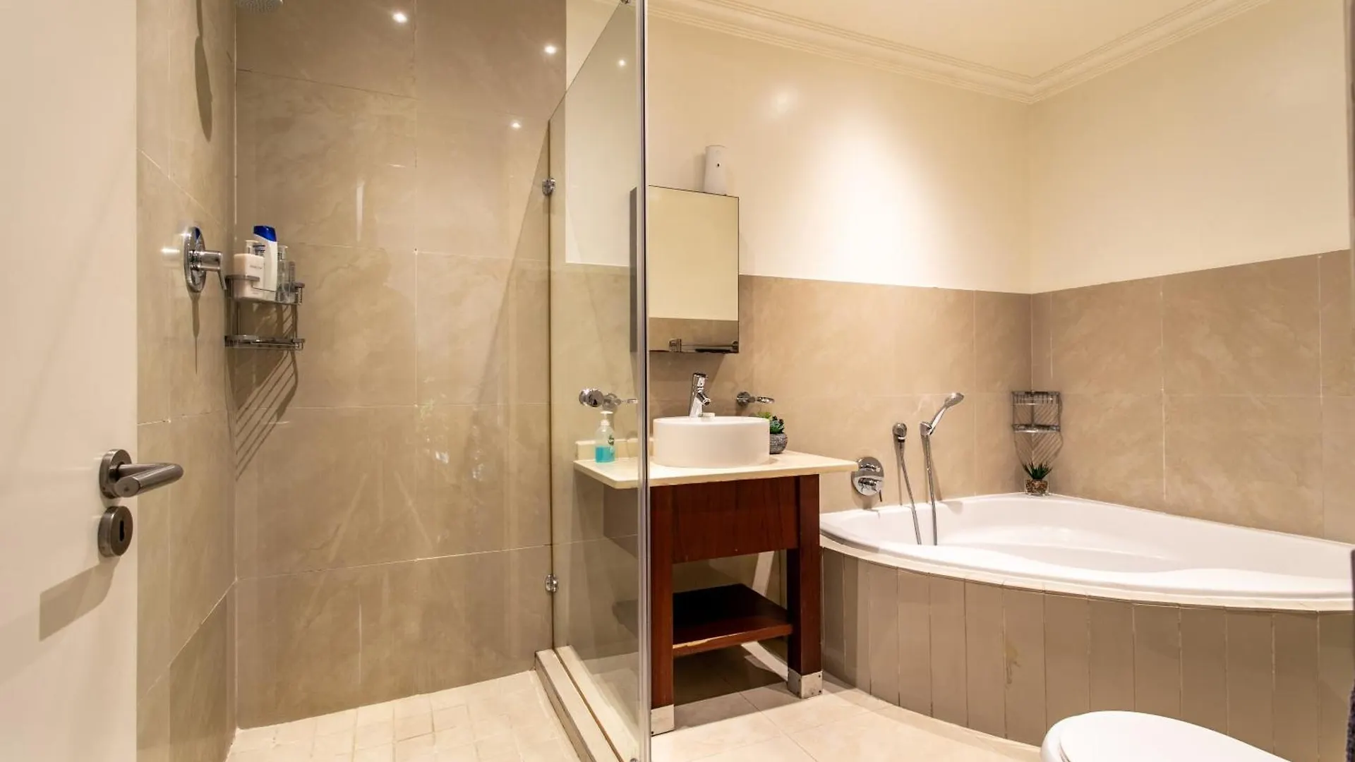 The Centurion - Pool Deck Apartment With Views! Cape Town