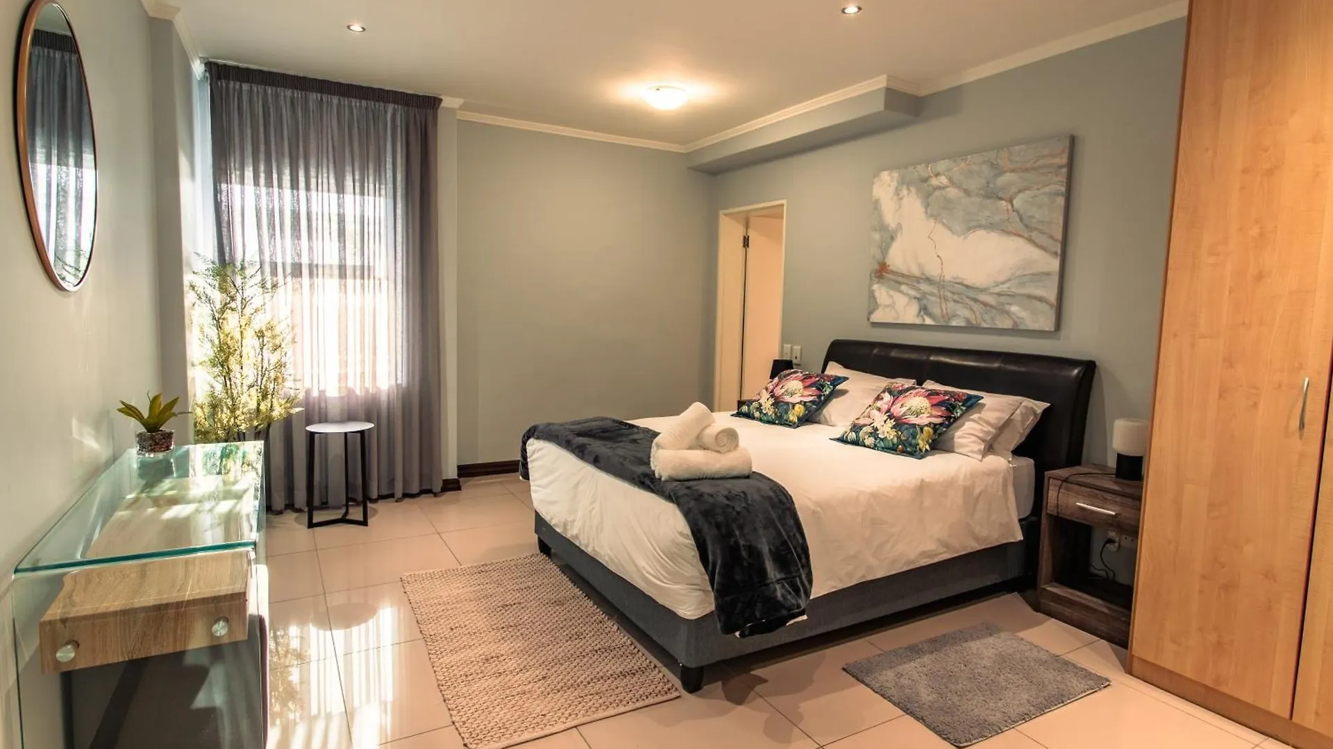 The Centurion - Pool Deck Apartment With Views! Cape Town