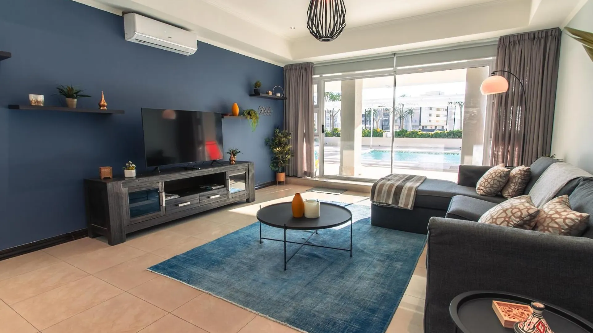 The Centurion - Pool Deck Apartment With Views! Cape Town