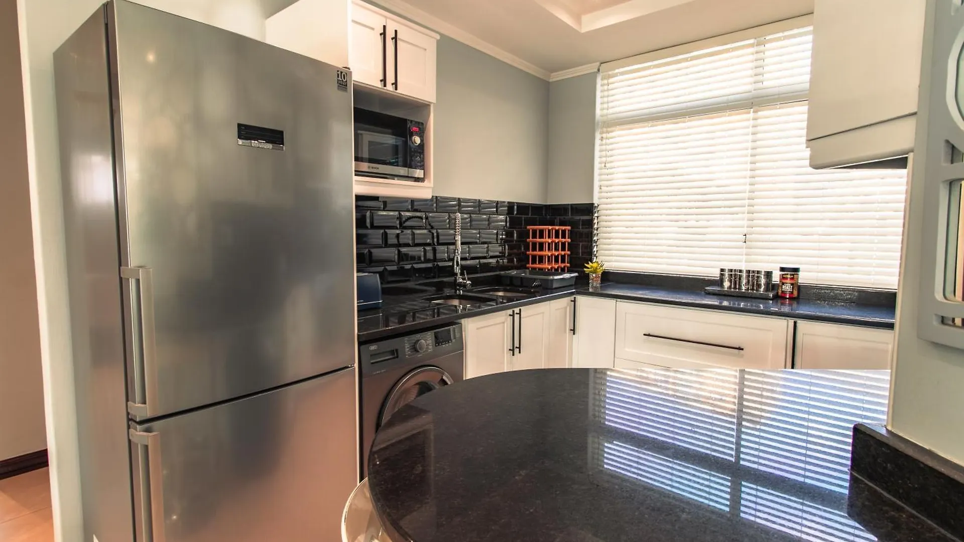 The Centurion - Pool Deck Apartment With Views! Cape Town