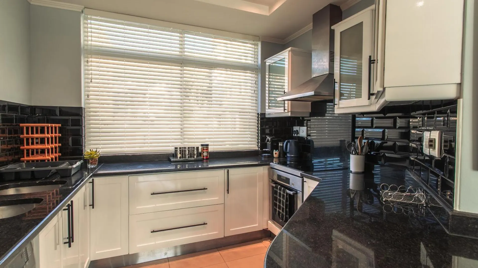 The Centurion - Pool Deck Apartment With Views! Cape Town